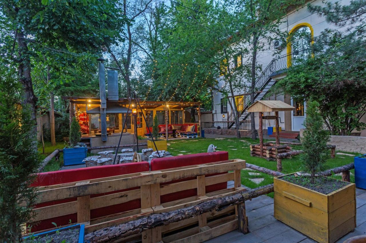 Koisha Hostel Bishkek Bagian luar foto