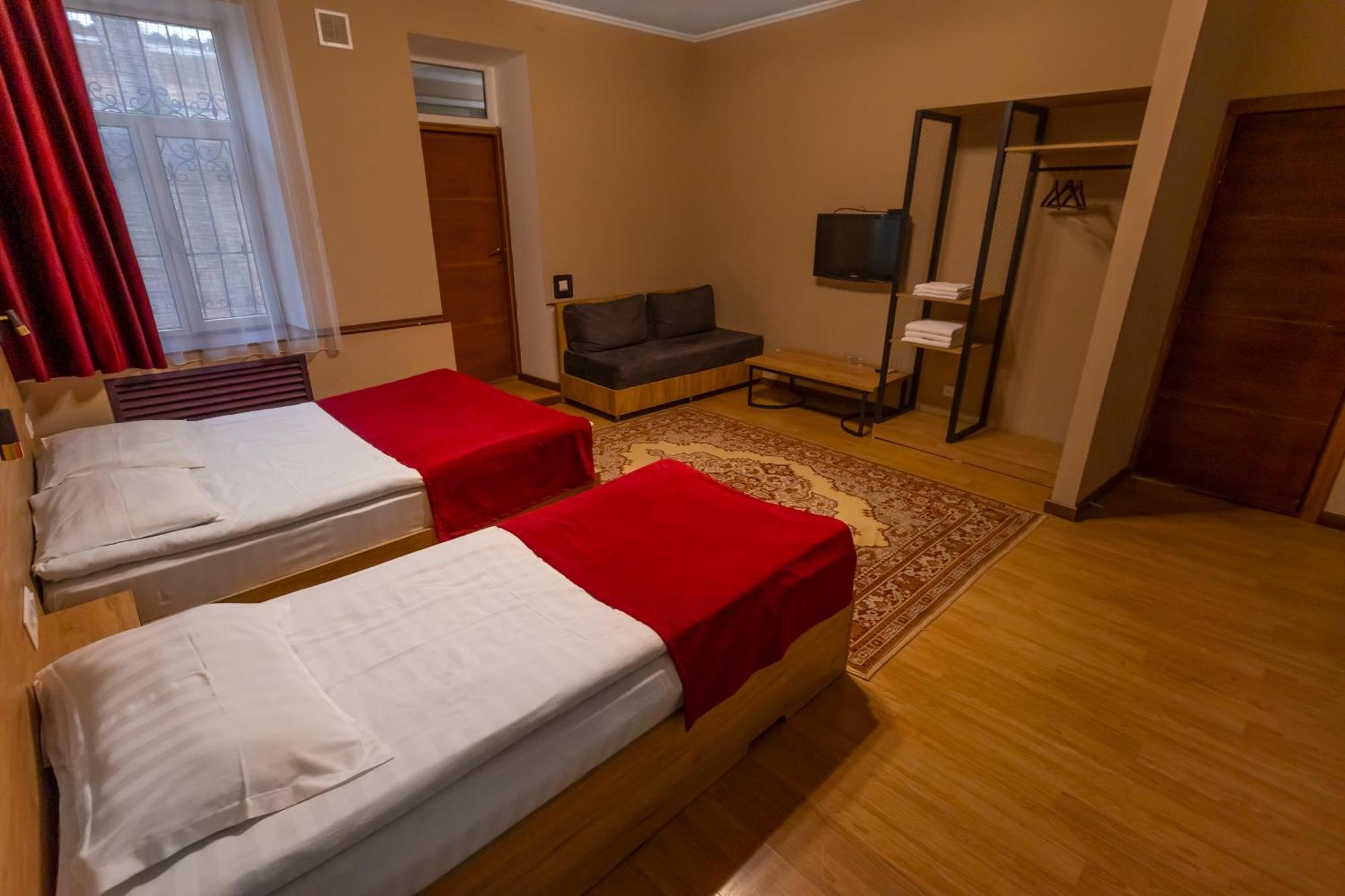 Koisha Hostel Bishkek Bagian luar foto